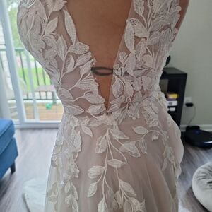 Essense of Australia brand new off white wedding dress